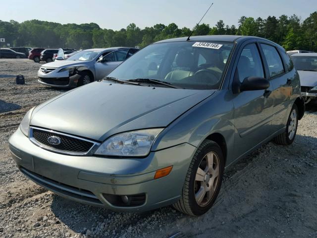 3FAFP37N45R117585 - 2005 FORD FOCUS ZX5 GREEN photo 2