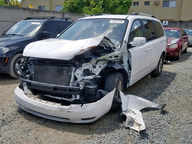 KNDMG4C7XC6454058 - 2012 KIA SEDONA LX WHITE photo 2