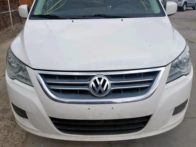 2C4RVABG9CR217713 - 2012 VOLKSWAGEN ROUTAN SE WHITE photo 9