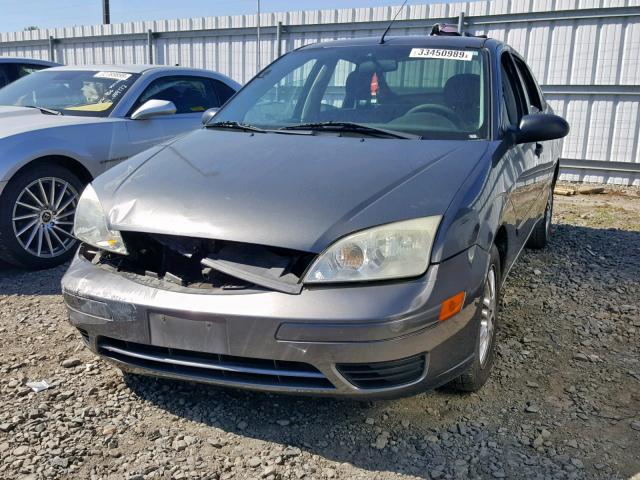 1FAFP34N06W135732 - 2006 FORD FOCUS ZX4 GRAY photo 2