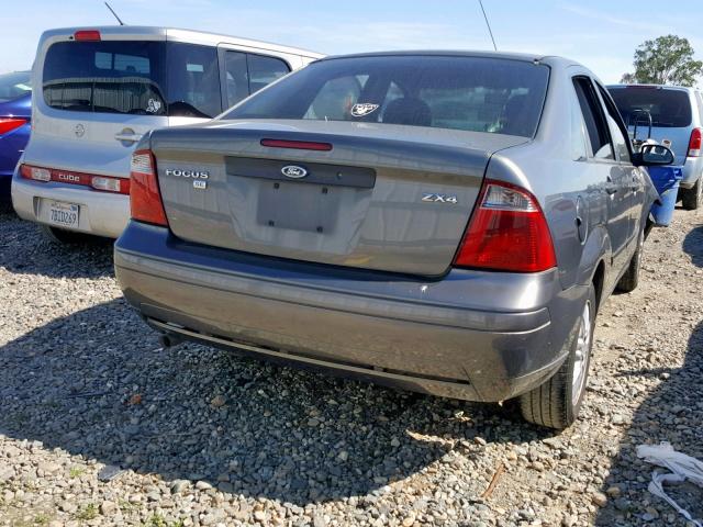 1FAFP34N06W135732 - 2006 FORD FOCUS ZX4 GRAY photo 4