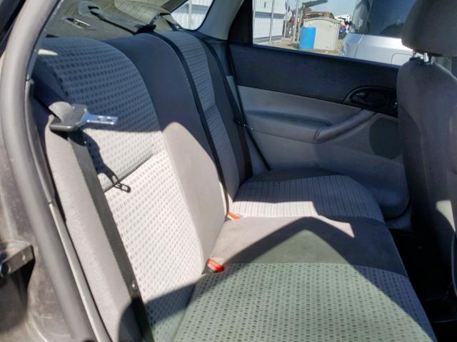 1FAFP34N06W135732 - 2006 FORD FOCUS ZX4 GRAY photo 6