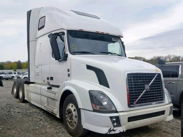 4V4NC9EH7DN136395 - 2013 VOLVO VN VNL WHITE photo 1