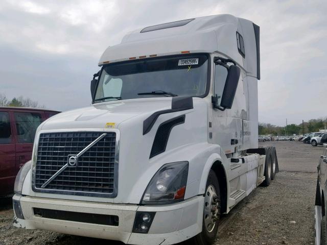 4V4NC9EH7DN136395 - 2013 VOLVO VN VNL WHITE photo 2