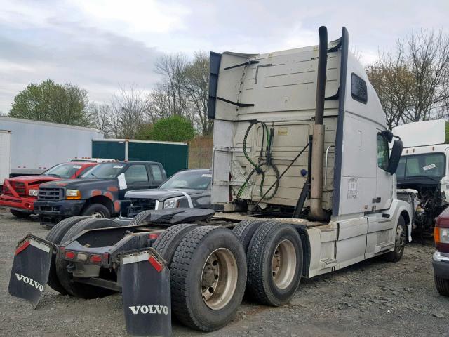 4V4NC9EH7DN136395 - 2013 VOLVO VN VNL WHITE photo 4