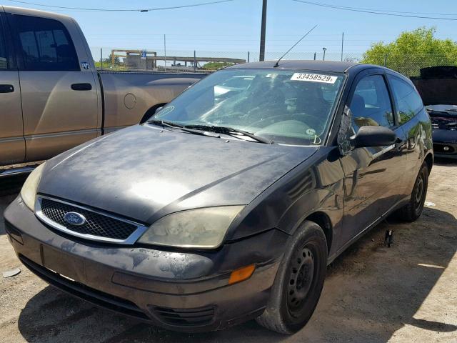 1FAFP31N07W256203 - 2007 FORD FOCUS ZX3 WHITE photo 2