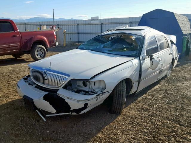 1LNHM83V36Y646300 - 2006 LINCOLN TOWN CAR D WHITE photo 2