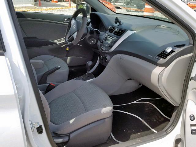 KMHCT4AEXHU292875 - 2017 HYUNDAI ACCENT SE WHITE photo 5