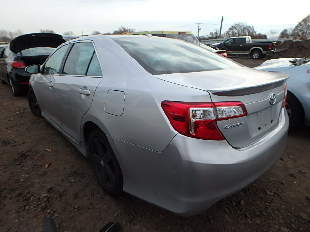 4T1BF1FK6DU217570 - 2013 TOYOTA CAMRY L/SE SILVER photo 3