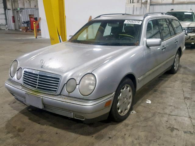 WDBJH65F9WA607898 - 1998 MERCEDES-BENZ E 320 SILVER photo 2