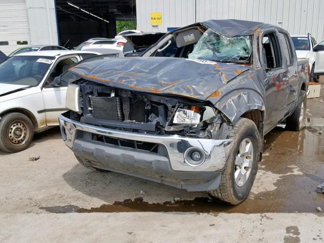 1N6AD07W26C461580 - 2006 NISSAN FRONTIER C GRAY photo 2