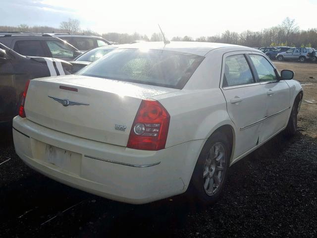 2C3LA53G48H284728 - 2008 CHRYSLER 300 TOURIN WHITE photo 4