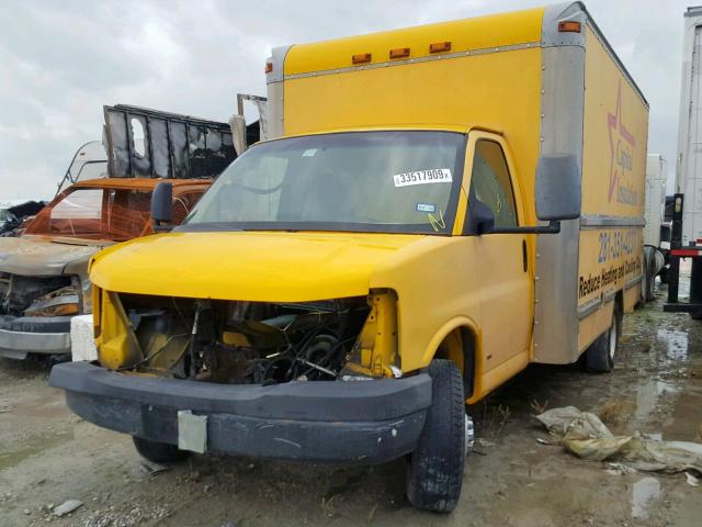 1GDHG31U941905236 - 2004 GMC SAVANA CUT YELLOW photo 2