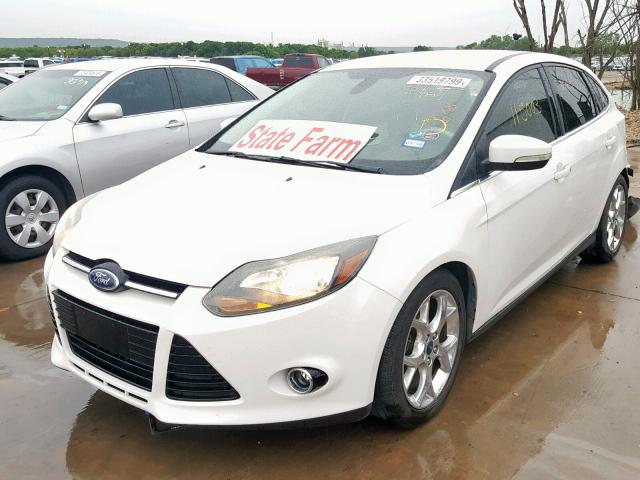 1FAHP3J29CL134921 - 2012 FORD FOCUS TITA WHITE photo 2