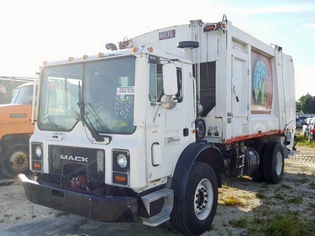 1M2K194C75M027738 - 2005 MACK 600 MR600 WHITE photo 2