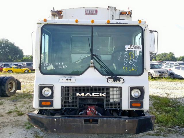 1M2K194C75M027738 - 2005 MACK 600 MR600 WHITE photo 9