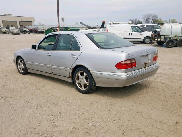 WDBJF65J8YB012256 - 2000 MERCEDES-BENZ E 320 SILVER photo 3