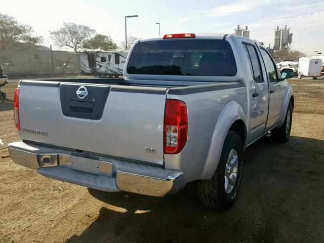 1N6AD07U79C410658 - 2009 NISSAN FRONTIER C SILVER photo 4