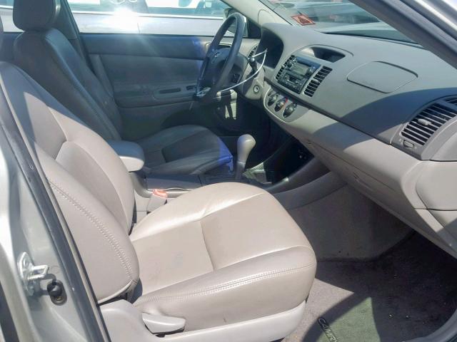 4T1BE32K14U869520 - 2004 TOYOTA CAMRY SILVER photo 5