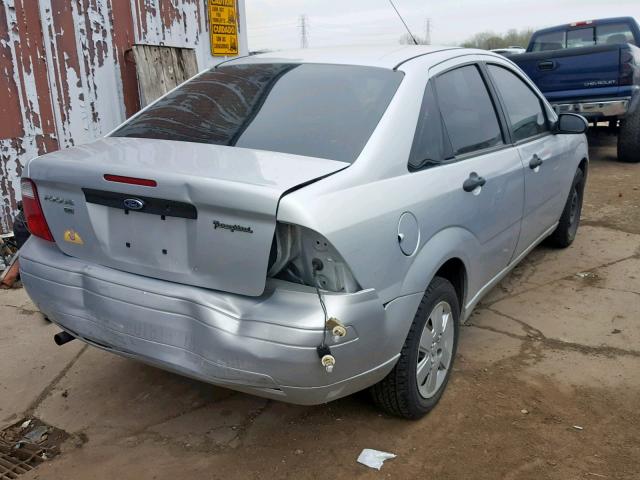 1FAFP34N67W119469 - 2007 FORD FOCUS ZX4 GRAY photo 4