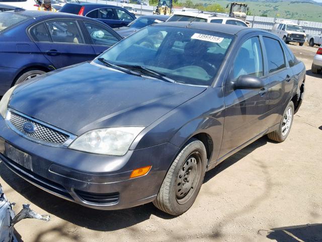 1FAFP34N35W258228 - 2005 FORD FOCUS ZX4 GRAY photo 2