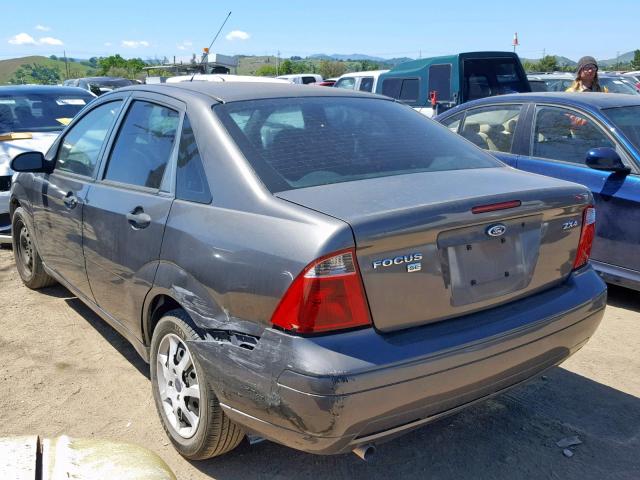 1FAFP34N35W258228 - 2005 FORD FOCUS ZX4 GRAY photo 4