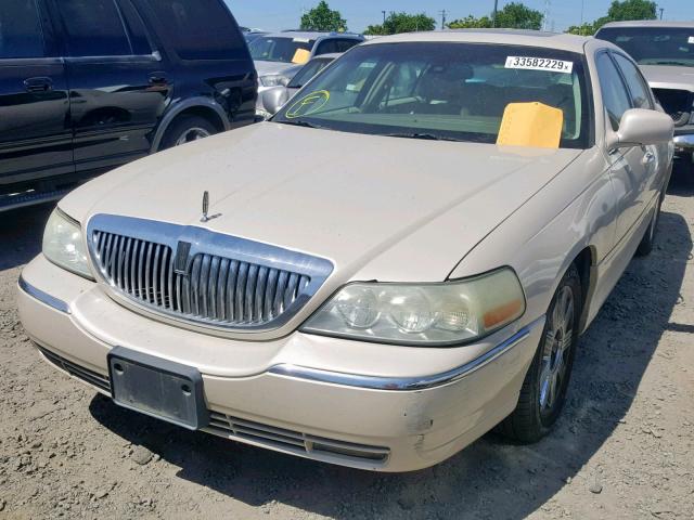 1LNHM83W63Y626854 - 2003 LINCOLN TOWN CAR C GOLD photo 2