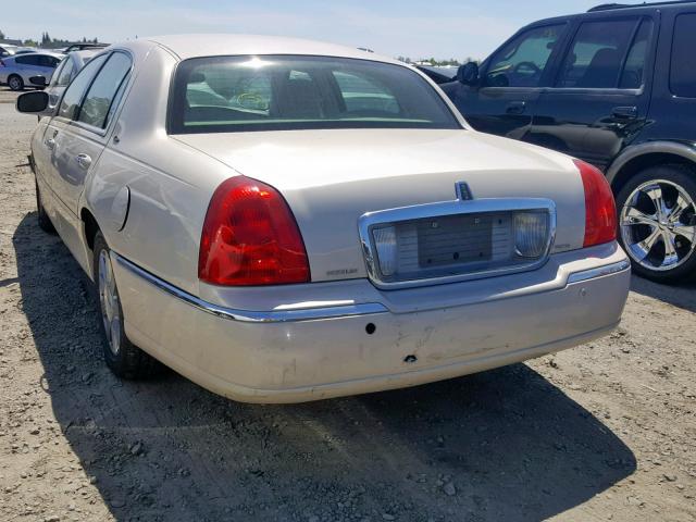 1LNHM83W63Y626854 - 2003 LINCOLN TOWN CAR C GOLD photo 3