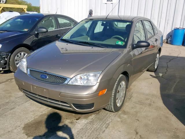 1FAFP34N85W184322 - 2005 FORD FOCUS ZX4 TAN photo 2