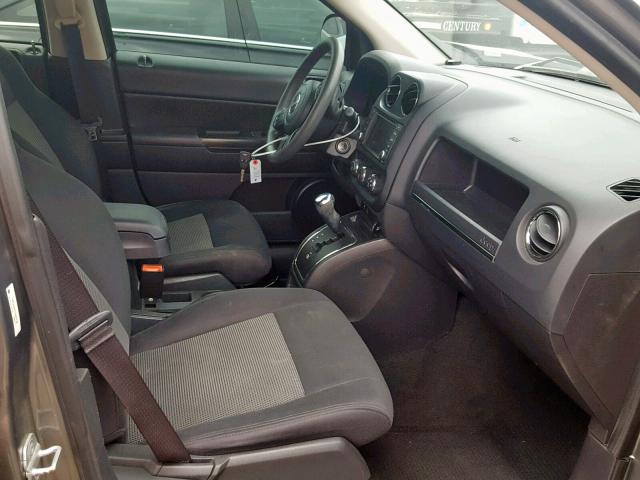 1C4NJCBB2CD665739 - 2012 JEEP COMPASS SP Сұр фото 5