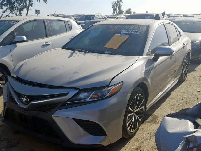 4T1B21HK3KU515094 - 2019 TOYOTA CAMRY HYBR SILVER photo 2