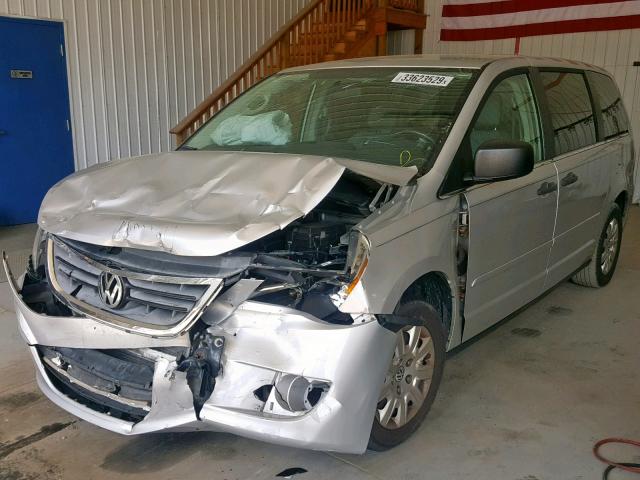 2V4RW4DG3BR669768 - 2011 VOLKSWAGEN ROUTAN S SILVER photo 2