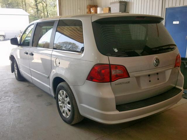 2V4RW4DG3BR669768 - 2011 VOLKSWAGEN ROUTAN S SILVER photo 3