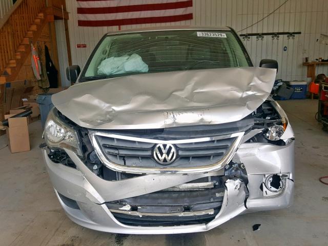 2V4RW4DG3BR669768 - 2011 VOLKSWAGEN ROUTAN S SILVER photo 9