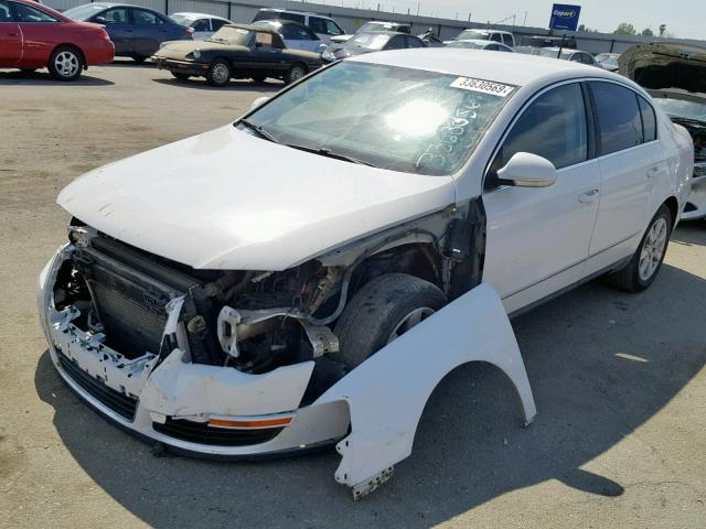 WVWJK73C28E059644 - 2008 VOLKSWAGEN PASSAT TUR WHITE photo 2