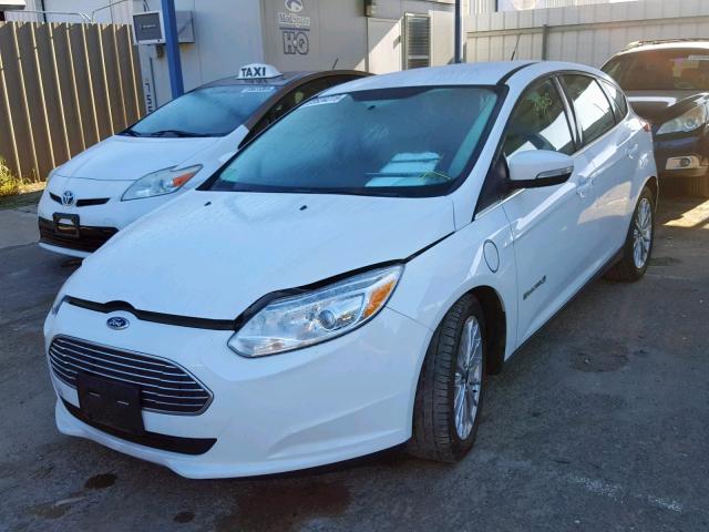 1FADP3R47FL375546 - 2015 FORD FOCUS BEV WHITE photo 2