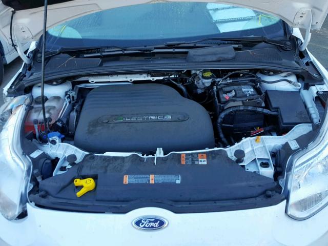 1FADP3R47FL375546 - 2015 FORD FOCUS BEV WHITE photo 7