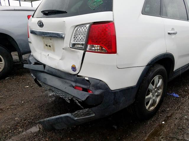 5XYKTCA12BG111056 - 2011 KIA SORENTO BASE  photo 9