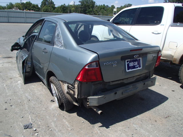 1FAFP34N66W208439 - 2006 FORD FOCUS ZX4 SILVER photo 3