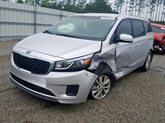 KNDMB5C18H6312296 - 2017 KIA SEDONA LX SILVER photo 2