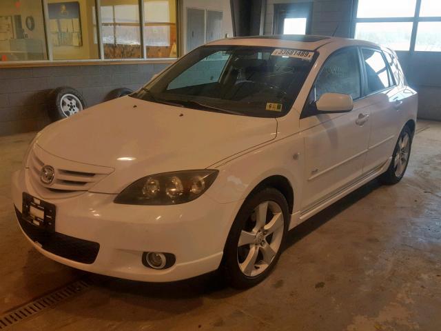 JM1BK343751326663 - 2005 MAZDA 3 HATCHBAC WHITE photo 2