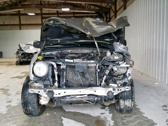 1J4GL38K64W228322 - 2004 JEEP LIBERTY RE SILVER photo 9