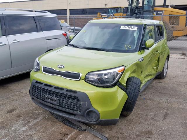 KNDJN2A21G7869001 - 2016 KIA SOUL GREEN photo 2