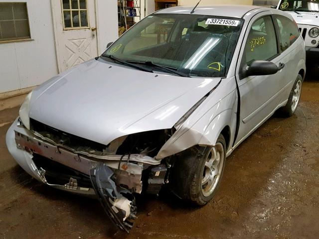 3FAFP31N55R158834 - 2005 FORD FOCUS ZX3 SILVER photo 2