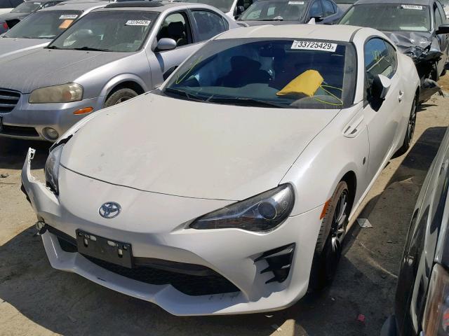 JF1ZNAA13H8710633 - 2017 TOYOTA 86 BASE WHITE photo 2