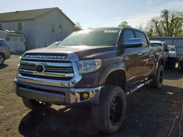 5TFAY5F14GX527566 - 2016 TOYOTA TUNDRA CRE BROWN photo 2