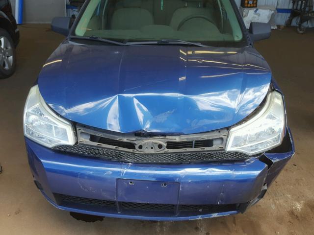 1FAHP34N68W195400 - 2008 FORD FOCUS S/SE BLUE photo 7