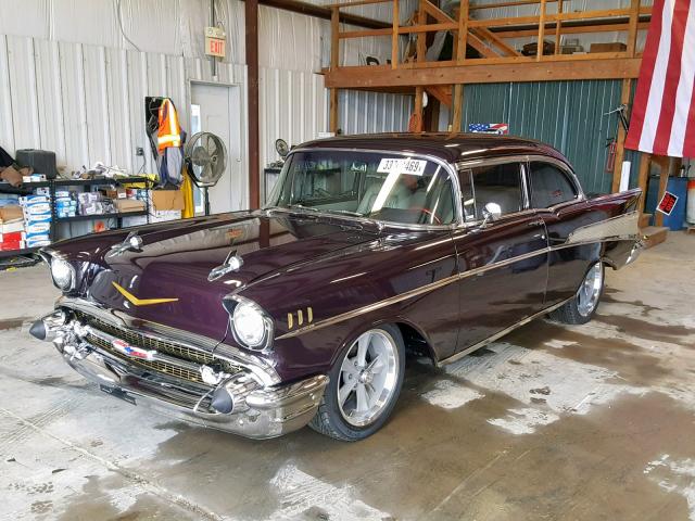 B57N165535 - 1957 CHEVROLET BEL AIR MAROON photo 2