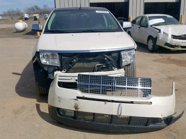 2LMDU88C57BJ24812 - 2007 LINCOLN MKX WHITE photo 9