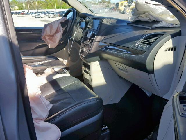 2C4RC1BG9DR730497 - 2013 CHRYSLER TOWN & COU GRAY photo 5